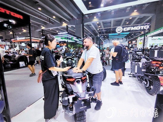 國外客商正在咨詢大冶摩托的新品。