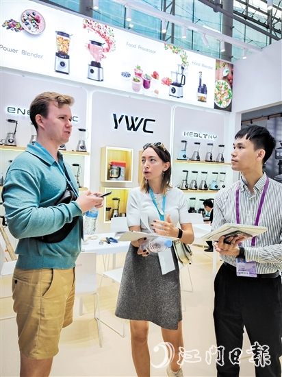 國外客商在裕威倡電器展位咨詢產(chǎn)品。