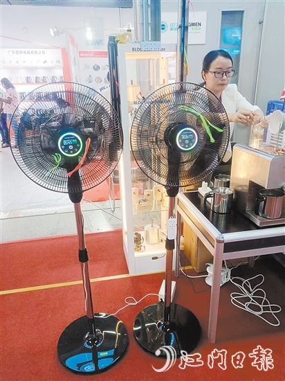 路思拓的“七彩LED燈光+香薰盒+自帶電池”16寸無軸電機(jī)風(fēng)扇。