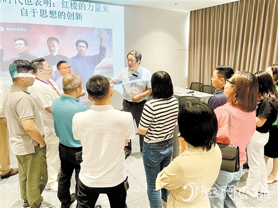 課間休息時(shí)間，學(xué)員們也抓緊時(shí)間向老師提問。