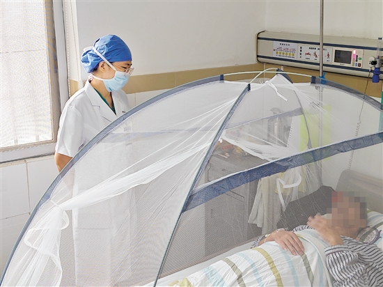 醫(yī)生在詢問登革熱患者情況。