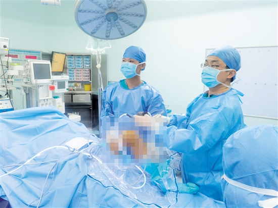 ?江門市五邑中醫(yī)院運(yùn)動醫(yī)學(xué)科以“中醫(yī)+微創(chuàng)”為治療特色，應(yīng)用關(guān)節(jié)鏡微創(chuàng)治療運(yùn)動損傷。