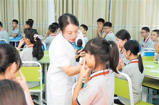 馬玉瑩教學(xué)生找穴位。