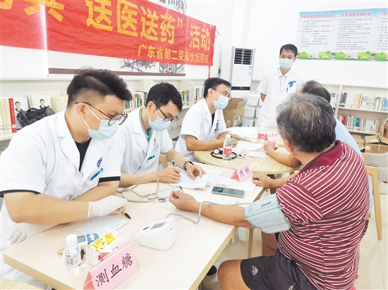 醫(yī)護(hù)人員耐心為優(yōu)撫對(duì)象檢查身體。