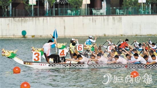 比賽中，禮樂禮聯(lián)龍舟隊劈波斬浪，勇往直前，展現(xiàn)出了團結(jié)拼搏、和諧進(jìn)取的龍舟精神。受訪者供圖