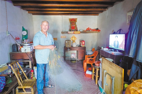 茫洲村實(shí)現(xiàn)24小時(shí)穩(wěn)定供電后，村民白天在家也能看電視了。