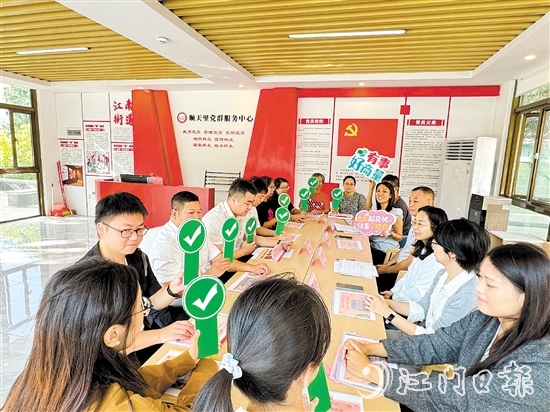 新市民在“新市民議事廳”上給社區(qū)治理提出意見建議。