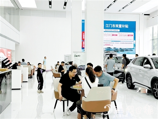 在汽車銷售門店，前來看車購車的市民絡(luò)繹不絕。