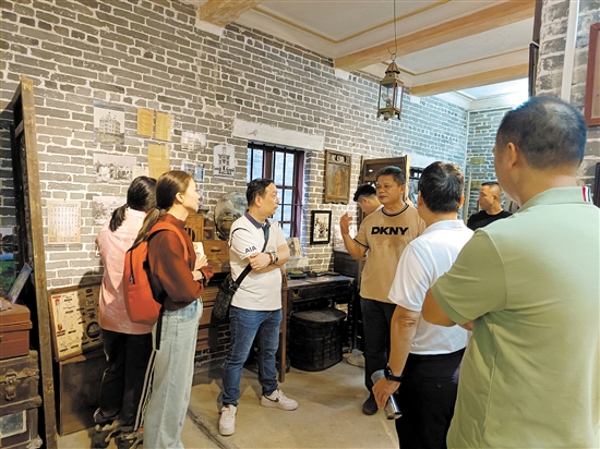 倉東遺產(chǎn)教育基地成為人們了解僑鄉(xiāng)歷史文化的一個(gè)平臺，經(jīng)常有人來這里參觀學(xué)習(xí)。