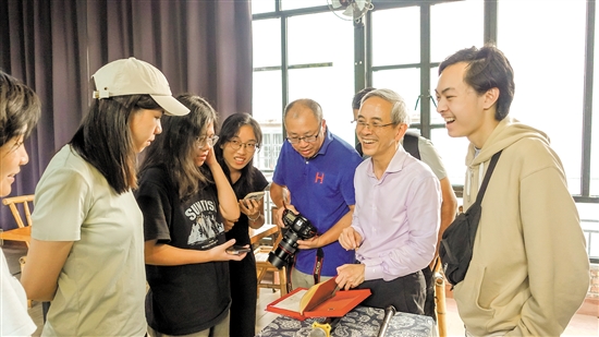 黃植良（穿白衣服者）在“倉東Talk”活動期間，和現(xiàn)場參與者互動。