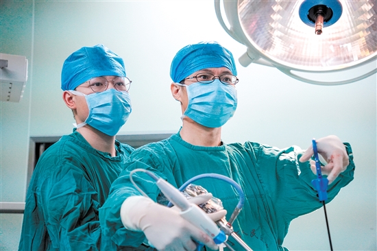 醫(yī)生為患者行腹腔鏡下腎上腺瘤切除術(shù)。