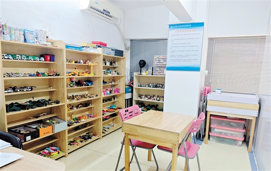 蓬江區(qū)未成年心理危機(jī)干預(yù)工作站內(nèi)的沙盤(pán)游戲室。