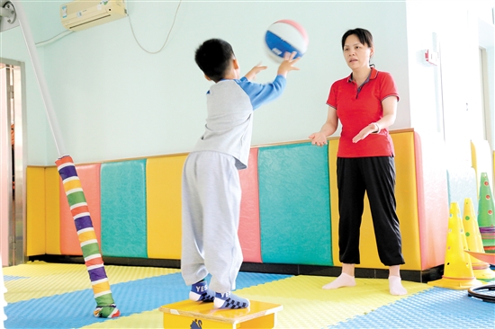 患兒在專業(yè)人士指導(dǎo)下進(jìn)行感統(tǒng)訓(xùn)練。