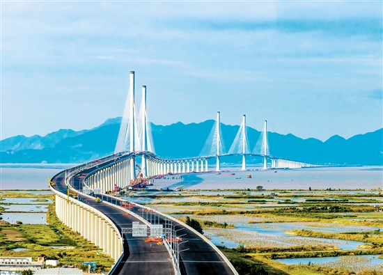 全線完成瀝青鋪裝的黃茅?？绾Ｍǖ缆访鎸崿F(xiàn)“白轉(zhuǎn)黑”。