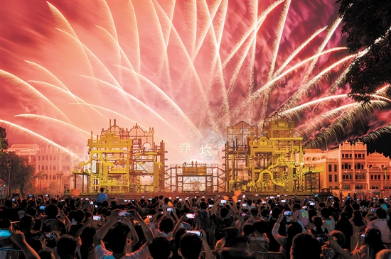 赤坎華僑古鎮(zhèn)推出“火秀”表演，吸引眾多游客。