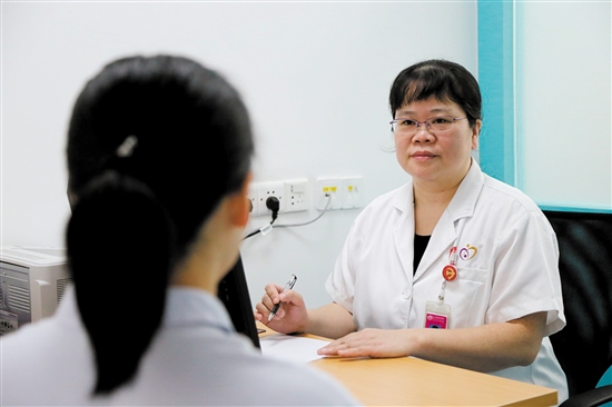 梁寶珠為不孕不育患者看診。