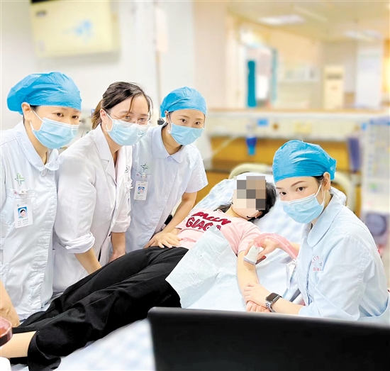 醫(yī)護人員在B超引導(dǎo)下制作內(nèi)瘺圖。