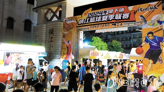 橫江“村BA”的賽場邊開設(shè)了美食夜市，讓觀眾既能看球賽，也能品美食。