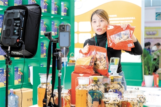 新寶堂的電商主播在直播帶貨。