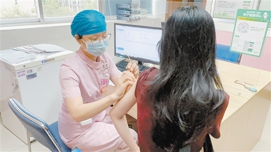 護(hù)士在給市民打HPV疫苗。