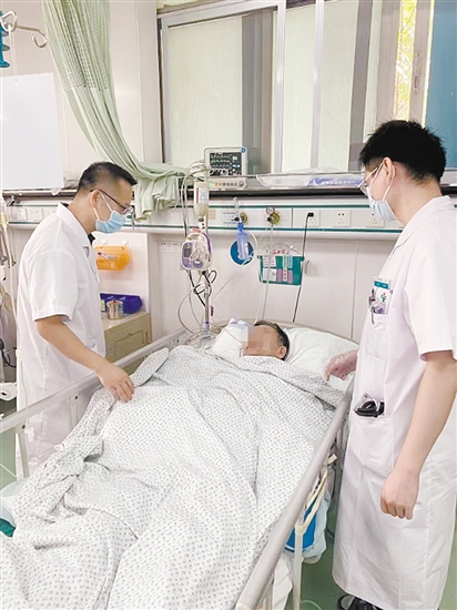 醫(yī)生在查看患者病情。