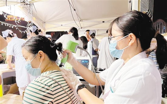 醫(yī)護(hù)人員變身“夜市攤主”，免費(fèi)為群眾提供中醫(yī)藥診療服務(wù)。