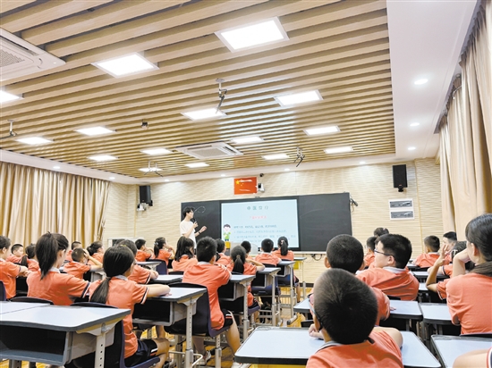 中醫(yī)藥專家走進(jìn)學(xué)校進(jìn)行中醫(yī)藥文化科普。