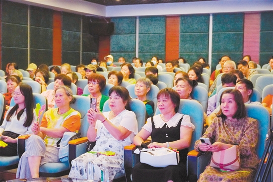 分享會(huì)上，旅游愛(ài)好者齊聚一堂。