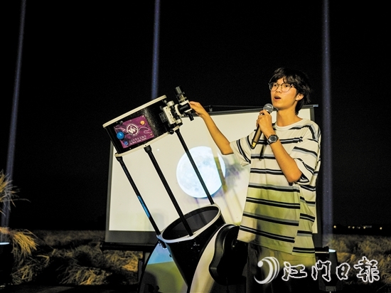 五邑大學(xué)學(xué)生帶來天文望遠(yuǎn)鏡，和當(dāng)?shù)卮迕褚黄鹩^星望月。