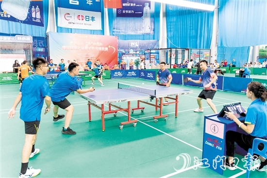 比賽現(xiàn)場，各隊伍競爭激烈，參賽選手不時秀出精彩球技。