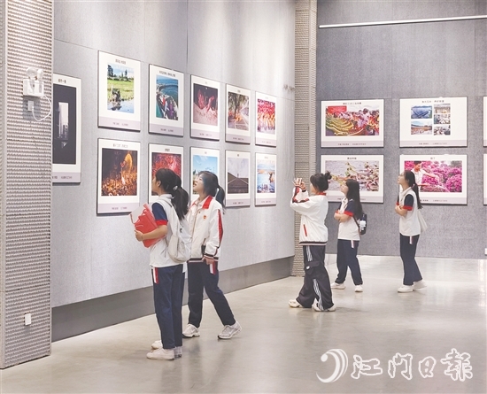 五邑大學經(jīng)濟管理學院學生們在觀展。
