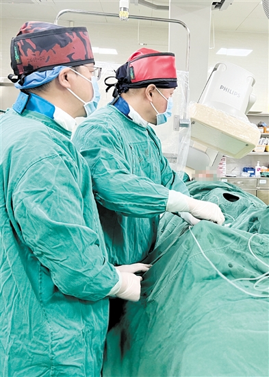介入醫(yī)生穿著20公斤重的鉛衣為患者進(jìn)行手術(shù)。