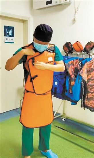 為了保護(hù)自己，每次進(jìn)行介入手術(shù)前，醫(yī)生必須“全副武裝”。