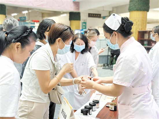 活動(dòng)現(xiàn)場(chǎng)，市民在品嘗膏方。