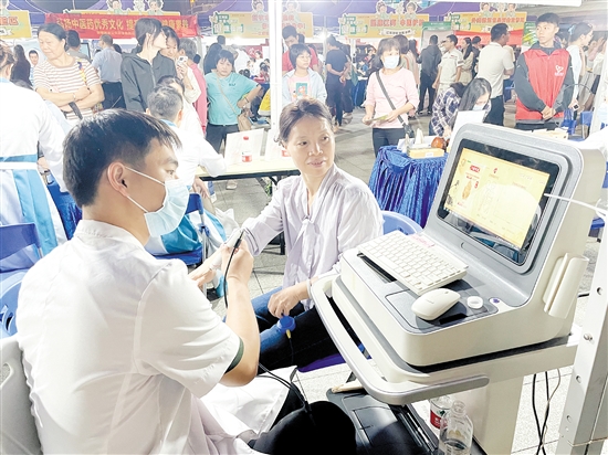 活動(dòng)現(xiàn)場(chǎng)，市民在進(jìn)行中醫(yī)人體經(jīng)絡(luò)檢測(cè)。