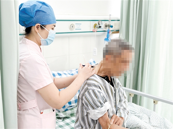 江門市五邑中醫(yī)院肺病科采用中西醫(yī)結(jié)合治療慢阻肺，圖為自體血穴位注射。