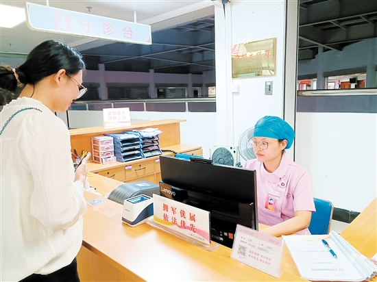 工作人員為來診市民進(jìn)行分診。