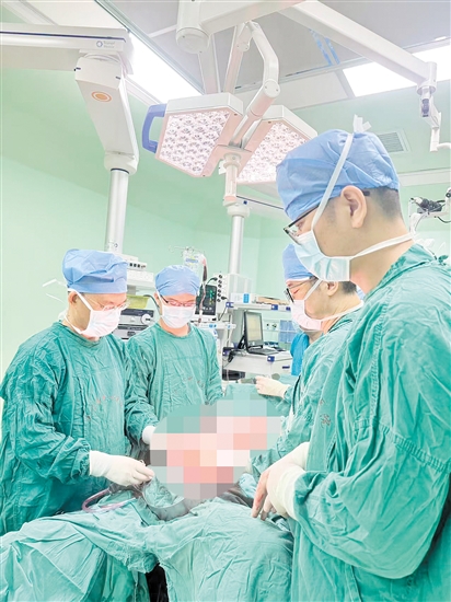 醫(yī)生團(tuán)隊(duì)為百歲老人施行手術(shù)。