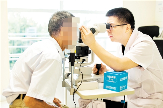 唐聰在為患者檢查眼睛。