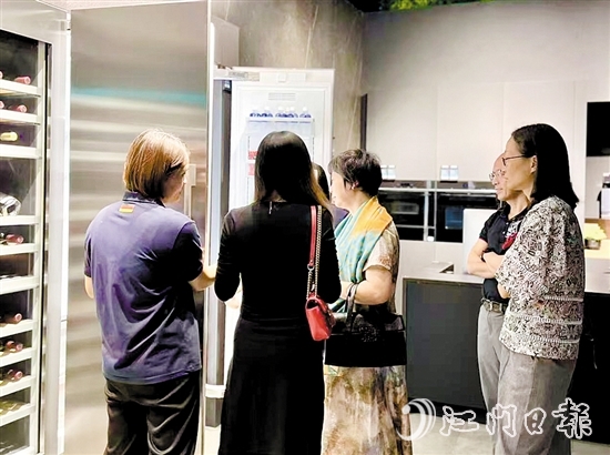 在“以舊換新”補(bǔ)貼的刺激帶動下，市民消費熱情高漲。