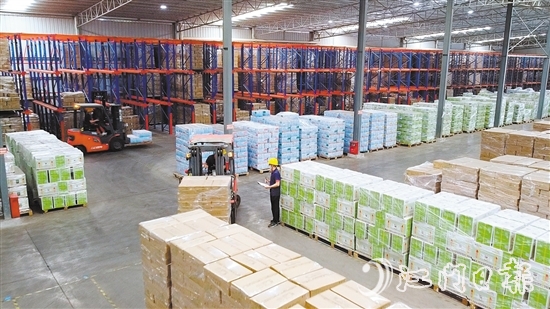 在維生聯(lián)塑的倉儲車間，運貨叉車往來穿梭，工作人員忙著盤點準備運往全國各地的產(chǎn)品。