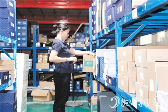 訂單多了，商家忙發(fā)貨。