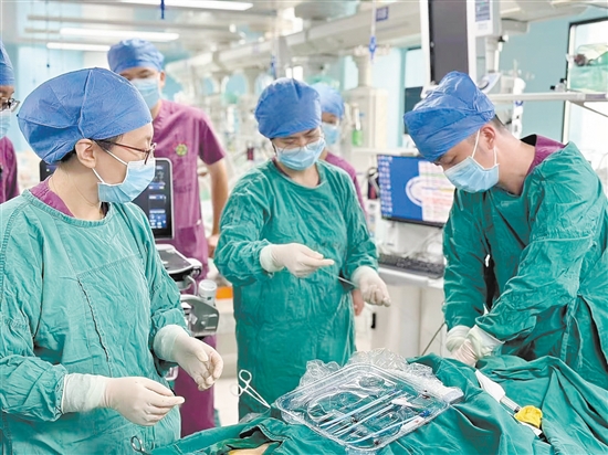 ICU團(tuán)隊(duì)為患者上ECMO（人工膜肺）。