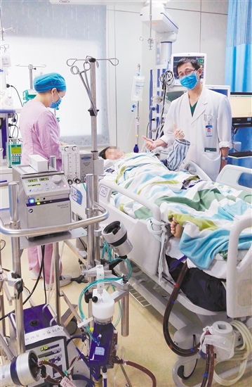 人工膜肺運(yùn)轉(zhuǎn)期間，患者逐漸清醒，并為醫(yī)護(hù)人員點(diǎn)贊。