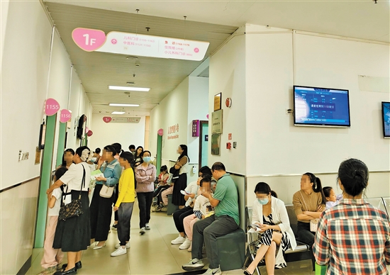 我市不少醫(yī)院的兒科門診接診量有明顯增長趨勢。