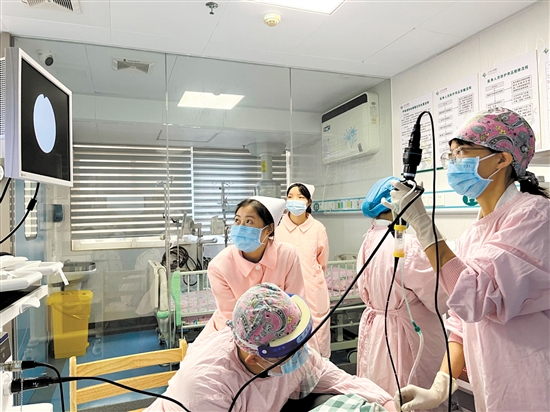 醫(yī)生為肺炎支原體感染患兒做支氣管鏡檢查。