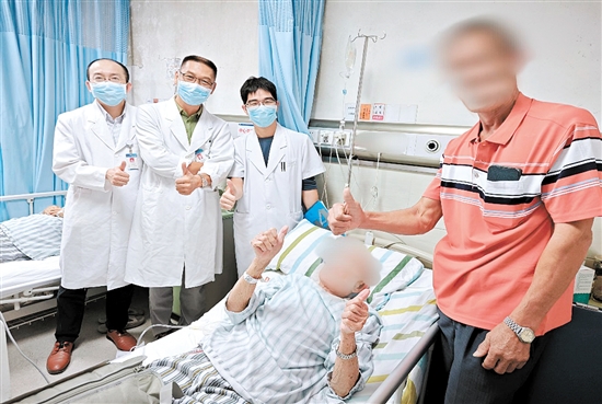 患者及家屬為醫(yī)護(hù)人員點(diǎn)贊。