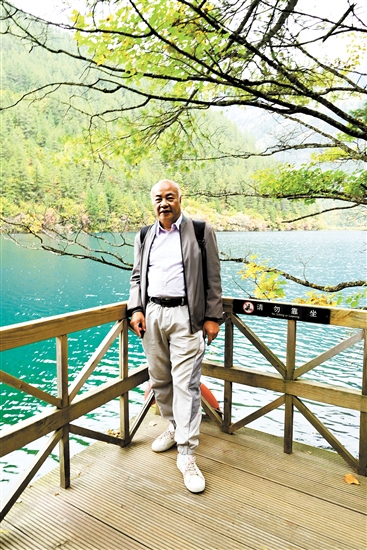 今年10月，袁老師在四川九寨溝游玩。