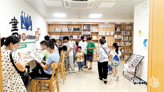 江南街道江翠社區(qū)黨群服務(wù)中心圖書角，一到周末讀者便絡(luò)繹不絕。
