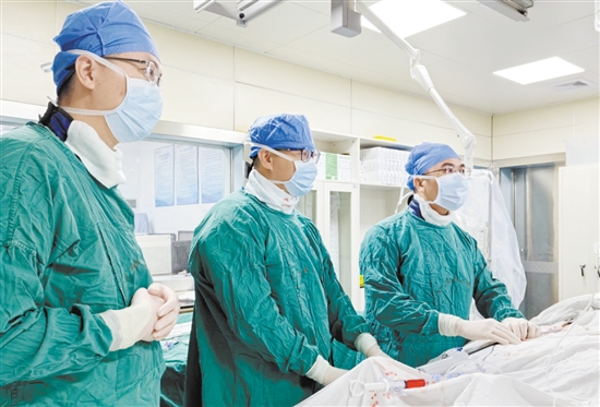 心血管內(nèi)科團(tuán)隊為患者實施高難度的ECMO輔助TAVR手術(shù)。